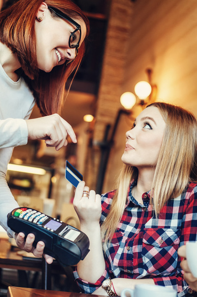 若い女性のクレジット カード手形を支払う - 写真・画像