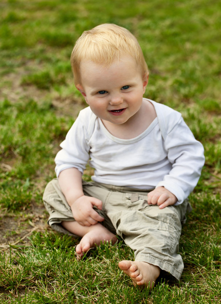 Baby on grass - 写真・画像