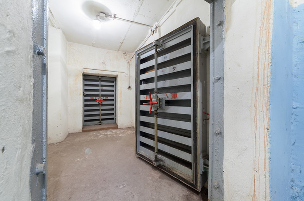Pesante porta d'acciaio nel rifugio antiatomico
 - Foto, immagini