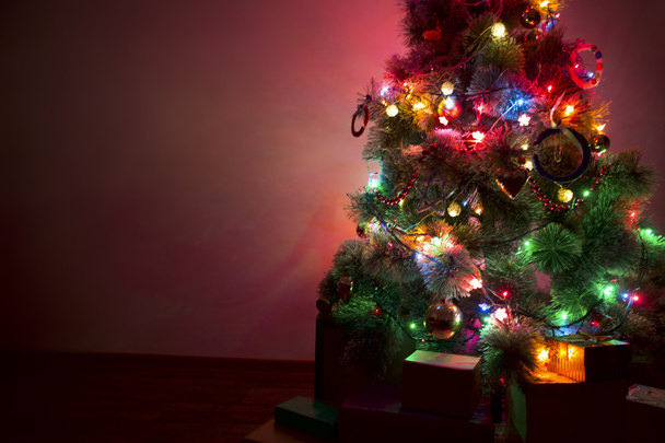 Güzel dekore edilmiş Noel ağacı. - Fotoğraf, Görsel