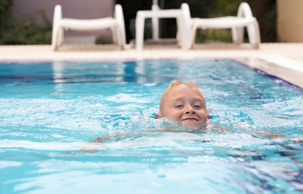 ein süßer blonder Junge, der schwimmen lernt - Foto, Bild