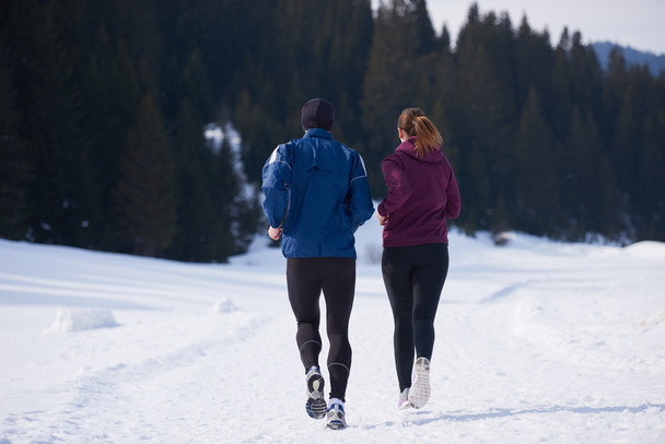 couple jogging outside on snow - Zdjęcie, obraz