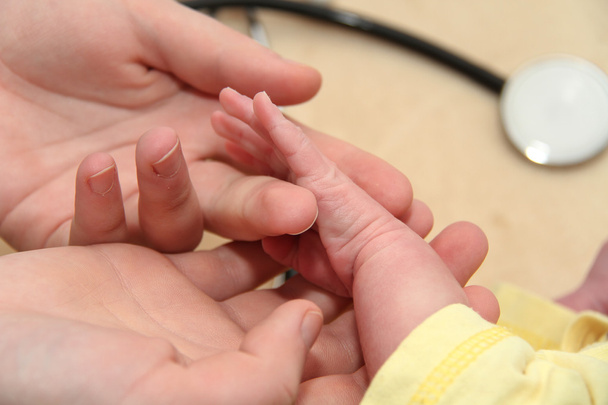 Homme bébé obtient un examen pulmonaire par une infirmière avec stéthoscope
 - Photo, image
