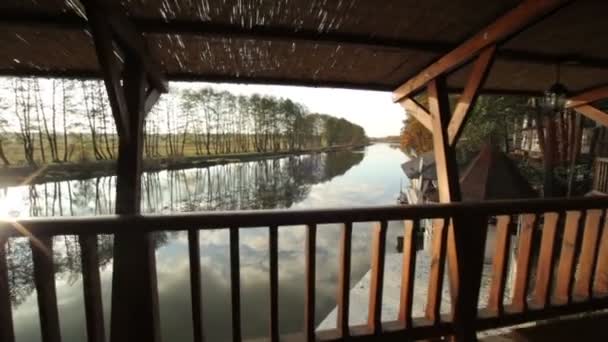Haus am Ufer des südlichen Wanzen. Herbstliche Natur. der ruhige Fluss des Flusses. - Filmmaterial, Video