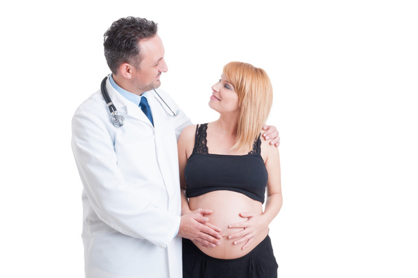 Fomentar que el médico o el médico toquen el vientre de la mujer embarazada
 - Foto, imagen