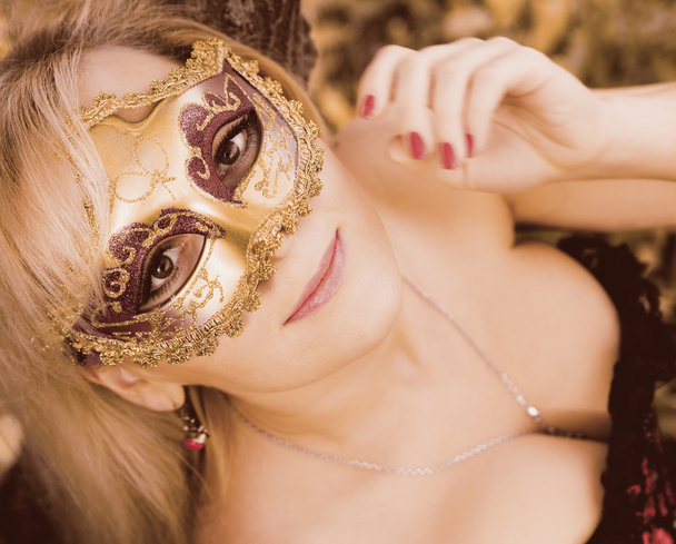 mulher bonita com máscara e espartilho
 - Foto, Imagem
