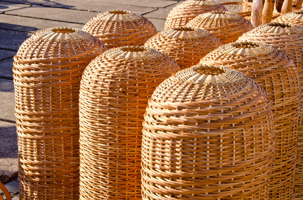 Плетені дерев'яні кошики ручної роботи, що продаються на ярмарку
 - Фото, зображення