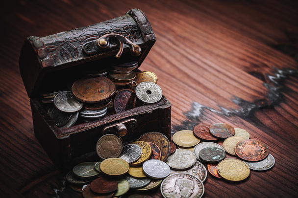 старые монеты в сундуке
 - Фото, изображение