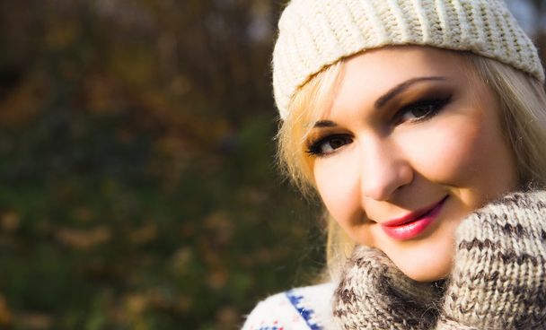 Mujer de invierno Hermosa cara sonriente feliz con sombrero de punto
 - Foto, imagen