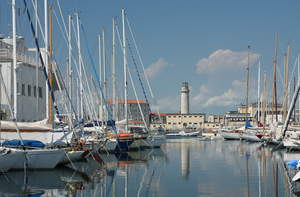 Latarnia morska i łodzi w porcie w Trieste, Włochy - Zdjęcie, obraz