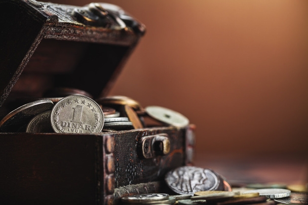 vecchie monete nel petto
 - Foto, immagini
