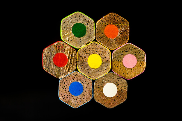 lápices de color al revés dispuestos en hexágono
 - Foto, Imagen