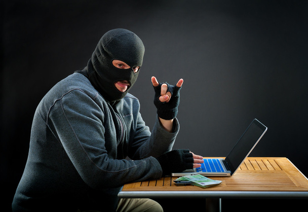 Cyberkrimineller Mann zeigt Corna - Foto, Bild