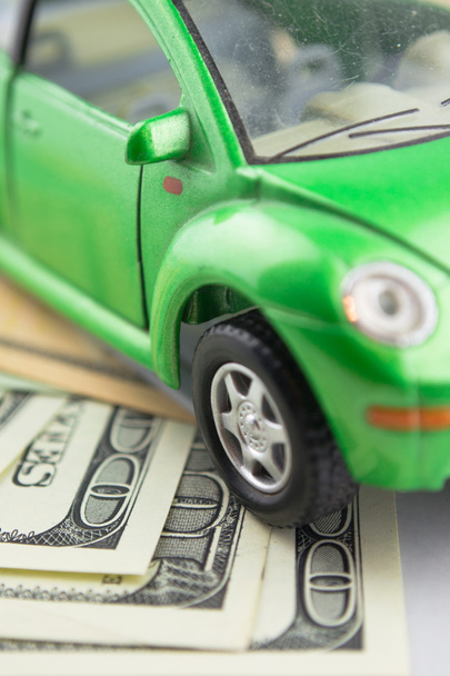 ドルの緑のおもちゃの車 - 写真・画像