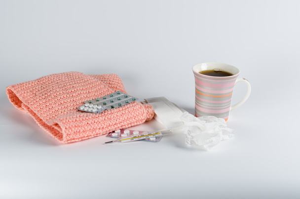 Ζεστό τσάι για κρυολογήματα, χάπια και μαντίλια σε άσπρο φόντο - Φωτογραφία, εικόνα