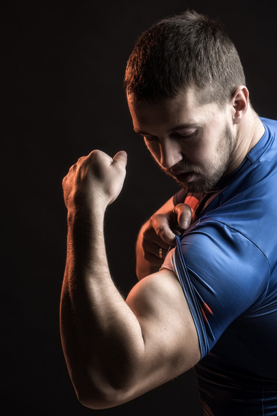 Man showing biceps - Valokuva, kuva