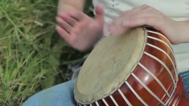 Frauen spielen auf Jambe-Trommel auf der Natur - Filmmaterial, Video