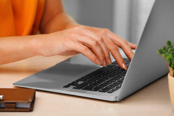 femme utilisant un ordinateur portable  - Photo, image
