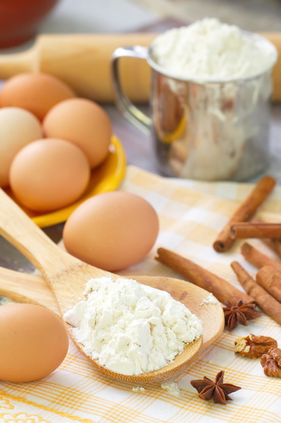 Przygotowanie ciasta. Pieczenia składniki: jaja, mąkę i przyprawy. - Zdjęcie, obraz