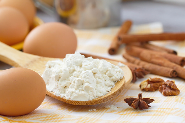 Hamur hazırlık. Pişirme malzemeler: yumurta, un ve baharatlar. - Fotoğraf, Görsel
