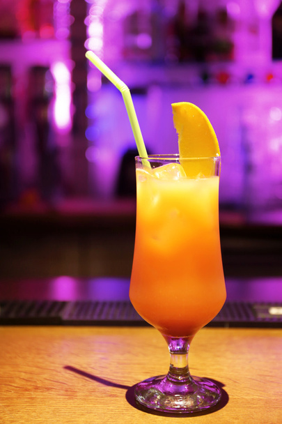 Alcohol cocktail on the bar counter - Valokuva, kuva