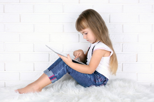 Little girl with tablet - Фото, зображення