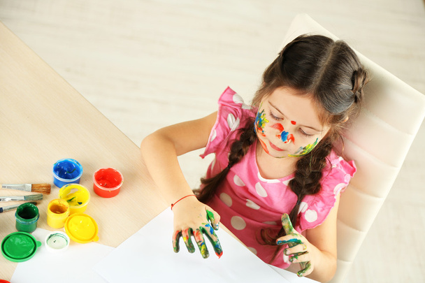 Cute little girl painting picture - 写真・画像