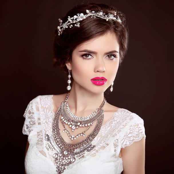 Jewellery. Beauty Fashion Model Girl with wedding elegant hairst - Zdjęcie, obraz