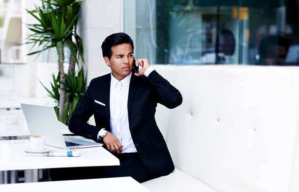 jeune homme d'affaires parlant sur téléphone mobile - Photo, image