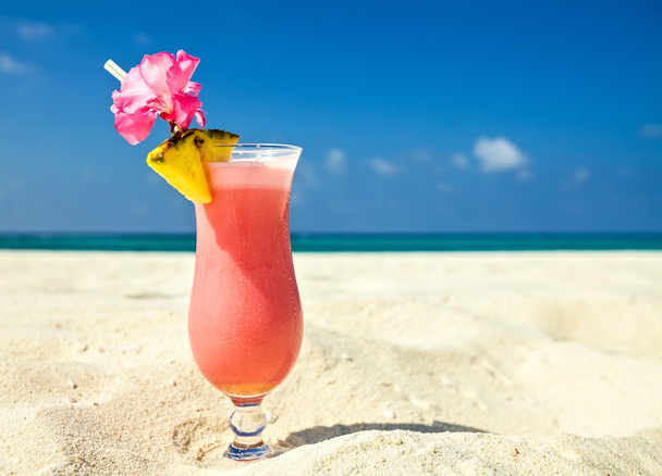 Il cocktail è su una spiaggia
 - Foto, immagini