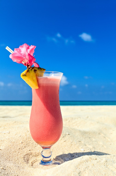 Cocktail está em uma praia
 - Foto, Imagem