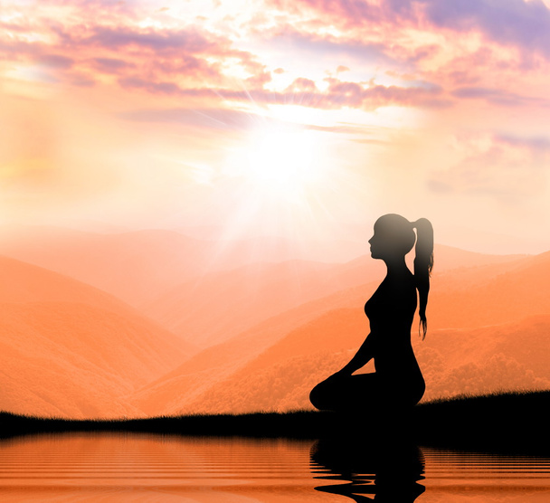 Meditasyon. Kadın dağ silueti - Fotoğraf, Görsel