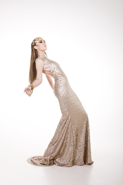 Modieuze model poseren in een sprankelende jurk - Foto, afbeelding