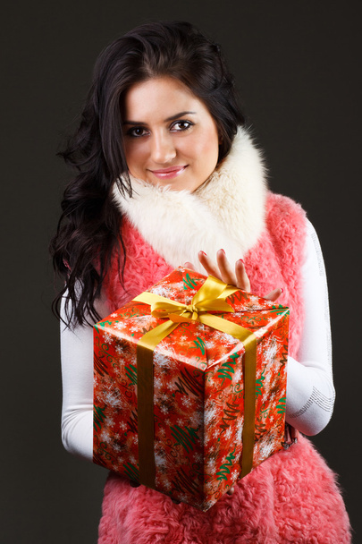 красивая девушка с подарком - Фото, изображение