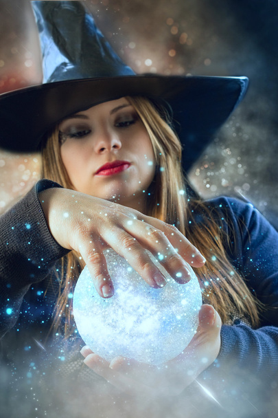 čarodějnice s magická koule - Fotografie, Obrázek