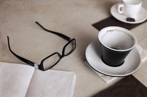 Retro stílusú grafikát, csésze kávé, szemüveg - Fotó, kép