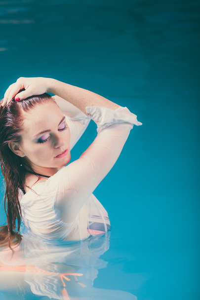 verleidelijke vrouw in zwembad - Foto, afbeelding