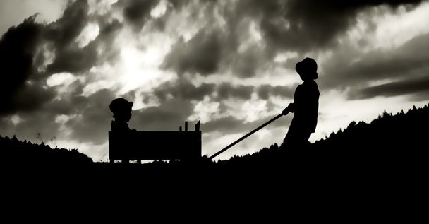Diversión familiar con un carruaje en la noche
 - Foto, Imagen