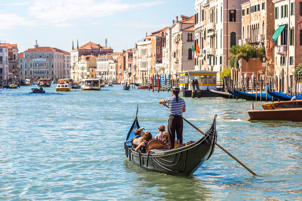 Gondola kanavalla Grande Venetsiassa
 - Valokuva, kuva