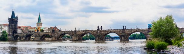 Prag'da Karlov Köprüsü ve Nehri Vltava - Fotoğraf, Görsel