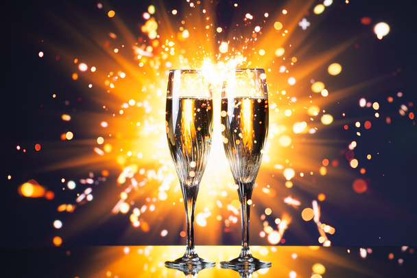 Champagne glas tegen sparkler achtergrond - Foto, afbeelding