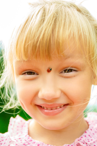 girl with ladybird on her nose - Фото, зображення