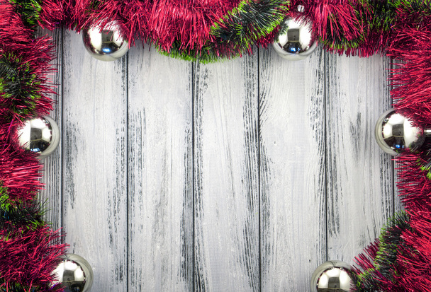Новорічна тема різдвяна ялинка червоно-зелені прикраси та срібні кульки на білому ретро стилізованому дерев'яному фоні
 - Фото, зображення