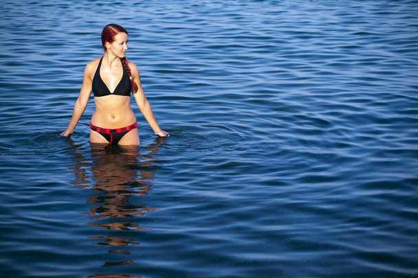 mladá žena relaxační v moři - Fotografie, Obrázek