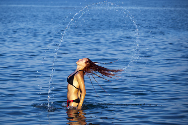 Young woman relaxing in sea - Foto, Imagen