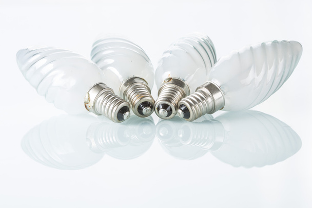 Лампочка, изолированная на белом, реалистичном фото - Фото, изображение