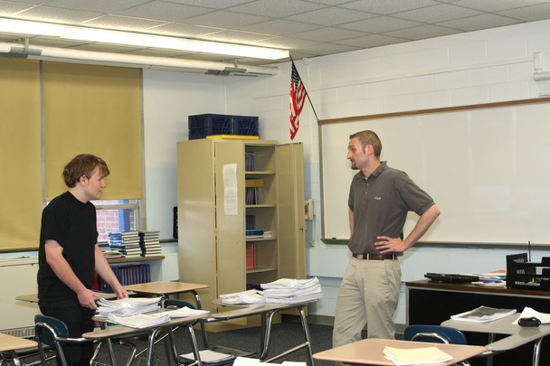 Lehrer und Schüler diskutieren Schularbeiten - Foto, Bild