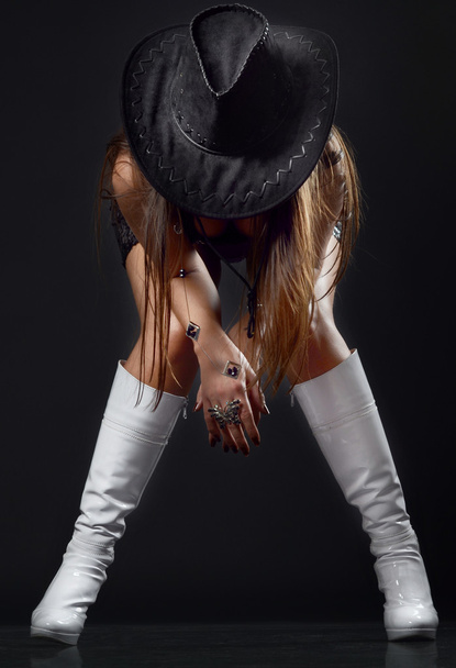 Bailarina caliente con sombrero negro y botas blancas aisladas
 - Foto, Imagen
