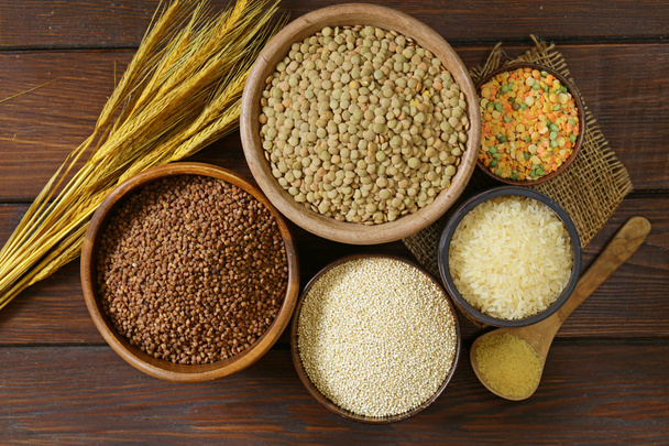 sortimento de diferentes grãos - trigo mourisco, arroz, lentilhas, quinoa
 - Foto, Imagem