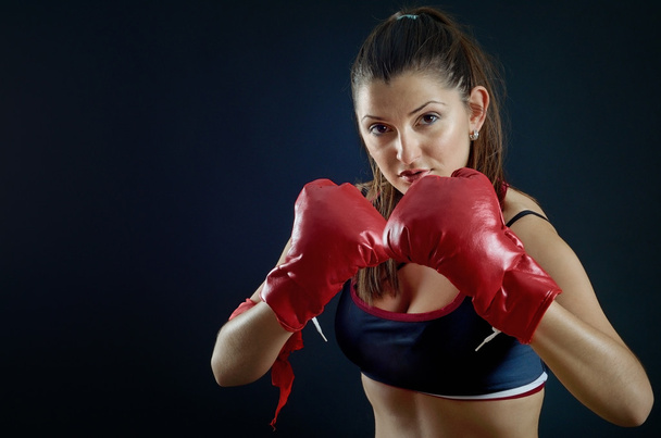 Portrait de belle fille de sport avec des gants de boxe regardant y
 - Photo, image